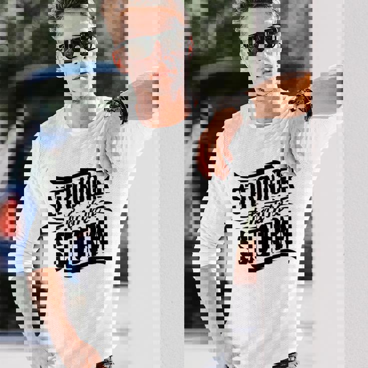 Stronger Than Thetorm Motivational Inspirational Positive 長袖Tシャツ 彼への贈り物