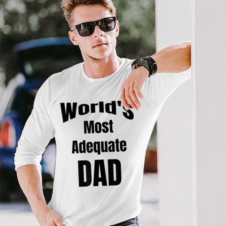 World's Most Adequate Dad はポップへの面白いギフトになります。 長袖Tシャツ 彼への贈り物