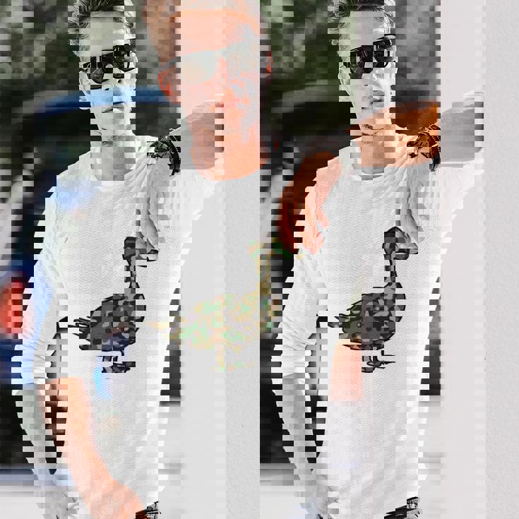 「鴨フラージュ」かも カモフラージュ 迷彩 ダジャレ 駄洒落 動物 鳥 カモ 鳧 カムフラージュ 兵士 軍隊 軍人 国防 長袖Tシャツ 彼への贈り物