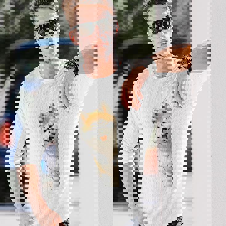 かわいい日本の秋田犬が角をのぞく犬好き。 長袖Tシャツ 彼への贈り物