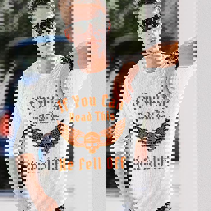 これを読めば、彼はバイカー向けのダークユーモアサインから落ちた 長袖Tシャツ 彼への贈り物