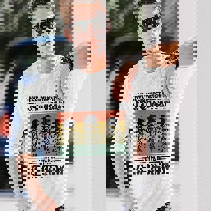 アイスクリームを持った老婆を決して過小評価しない 長袖Tシャツ 彼への贈り物