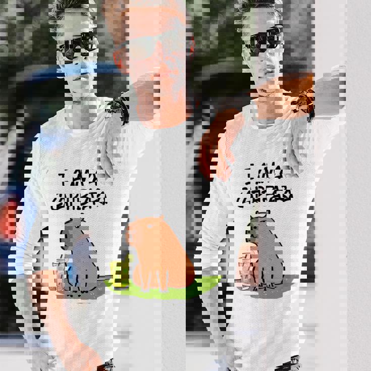 アイ・アム・ア・カイピバラ～カイピリーニャ・カクテル好きのカピバラ～ 長袖Tシャツ 彼への贈り物