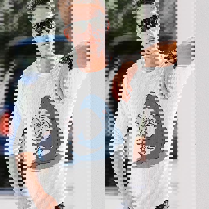 イカを噛み切ることができないサメ 長袖Tシャツ 彼への贈り物