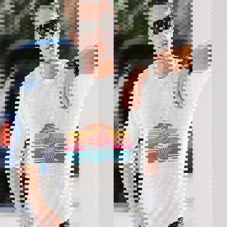 カップケーキは奇跡を信じたマフィンです レトロカップケーキ 長袖tシャツ 長袖Tシャツ 彼への贈り物