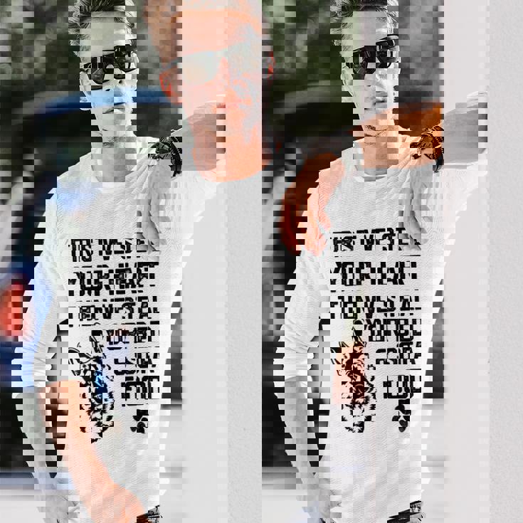 ジャーマン・シェパードはあなたの心を盗みますあなたのベッドとソファを盗みます 長袖Tシャツ 彼への贈り物