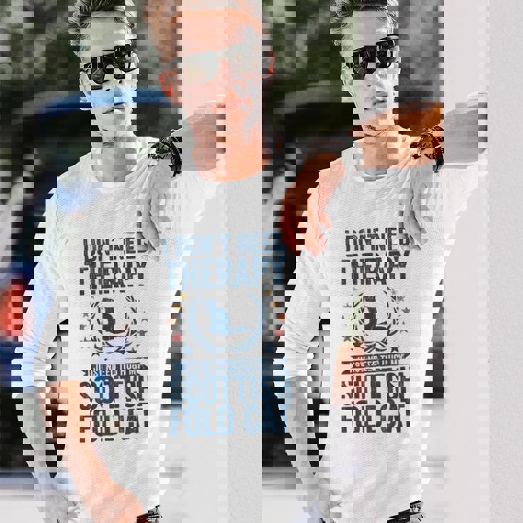 セラピーは要らない、スコティッシュ・フォールドの猫を抱きしめて 長袖Tシャツ 彼への贈り物