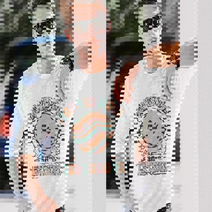 テスト先生 グルーヴィースマイル あなたはテスト結果以上のものです 長袖Tシャツ 彼への贈り物