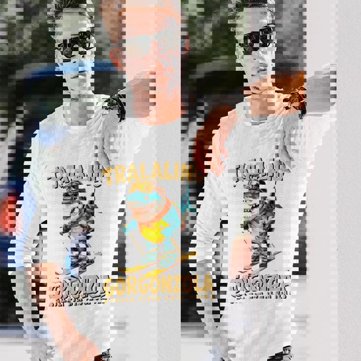 トララリーノ・ゴルゴンゾーラ – トララレロチーズミッションのスキーシャーク。 長袖tシャツ 長袖Tシャツ 彼への贈り物