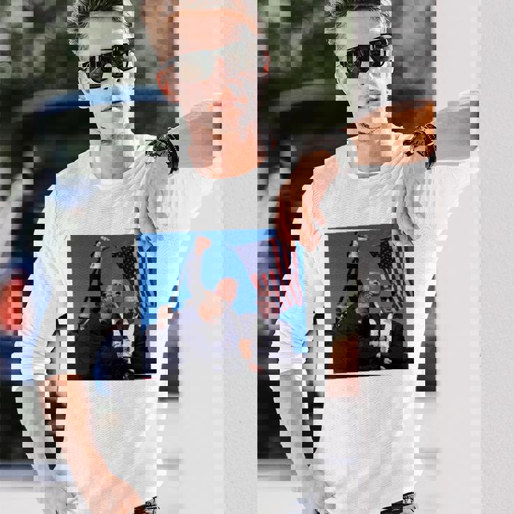 トランプ大統領のために祈り、決して降伏しない、神の祝福トランプ。 長袖tシャツ 長袖Tシャツ 彼への贈り物