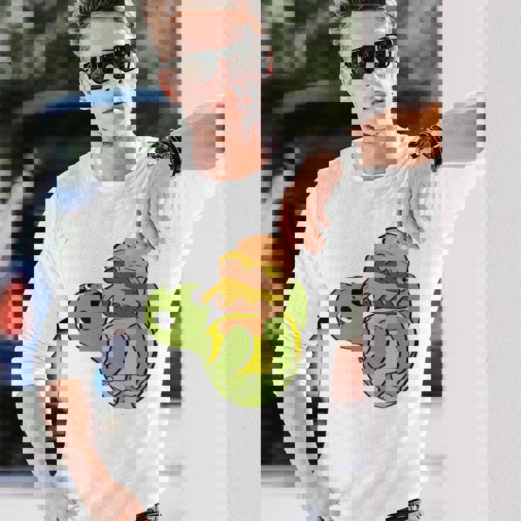 ハンバーガーを食べるかわいいカメ 面白いハンバーガー 長袖tシャツ 長袖Tシャツ 彼への贈り物