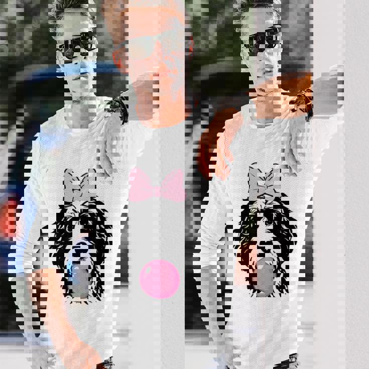 バブルガムを持つバーネドゥードル犬 長袖Tシャツ 彼への贈り物