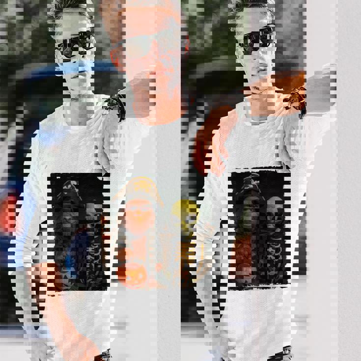 ビッグフットエイリアン 面白い ハロウィン トリック ドア カメラビュー 長袖Tシャツ 彼への贈り物