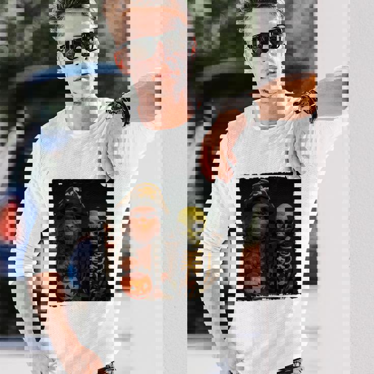 ビッグフットエイリアン 面白い ハロウィン トリック ドア カメラビュー 長袖tシャツ 長袖Tシャツ 彼への贈り物