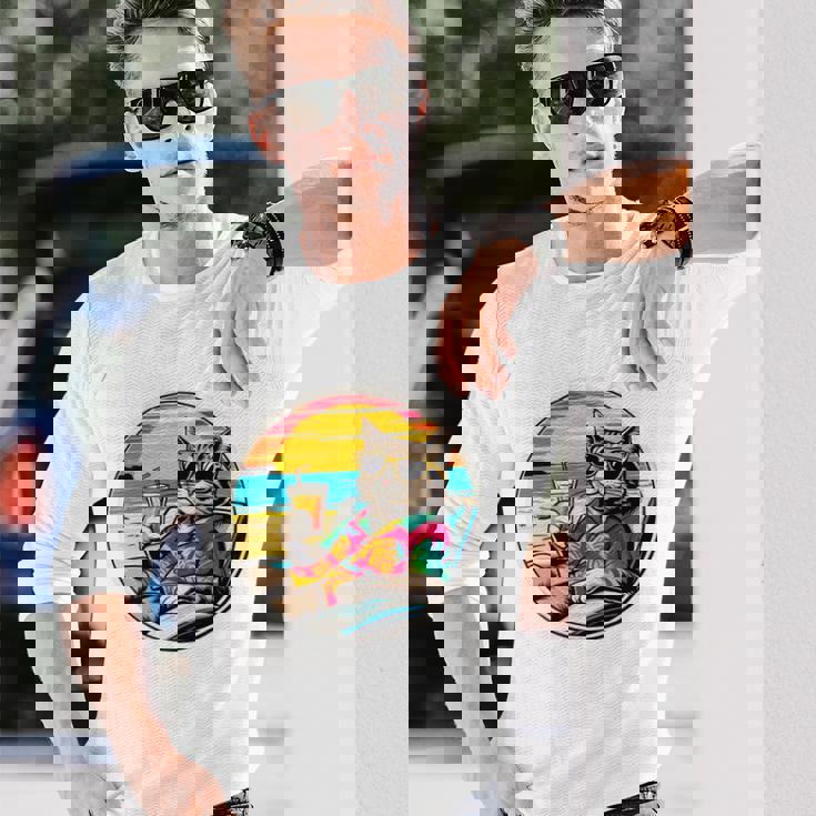 ビーチでドリンクを飲みながらリラックスできるレトロなヴィンテージクールな猫 長袖tシャツ 長袖Tシャツ 彼への贈り物