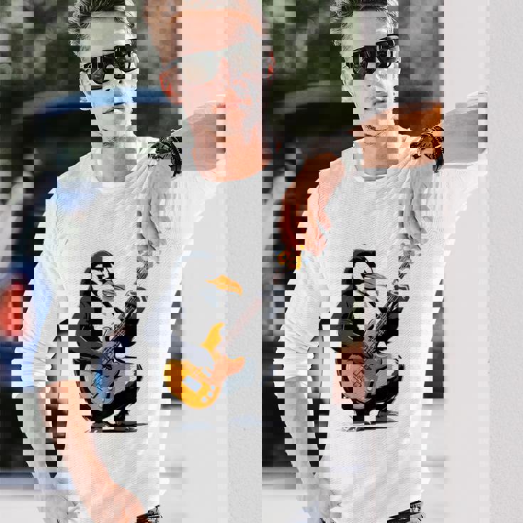 ベースギターを弾くペンギン ペンギン 長袖Tシャツ 彼への贈り物