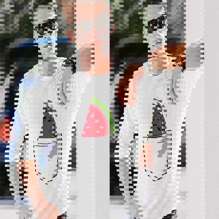 ポケットに入ったスイカのポケットプリントの面白いスイカ。 長袖Tシャツ 彼への贈り物