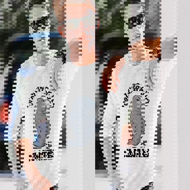 マナティーに気を取られる かわいい 海の動物 マナティー 長袖Tシャツ 彼への贈り物