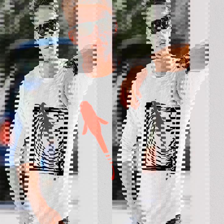 メダカ：ハンコスタンプデザインで描かれたメダカはエサを欲す。 長袖Tシャツ 彼への贈り物