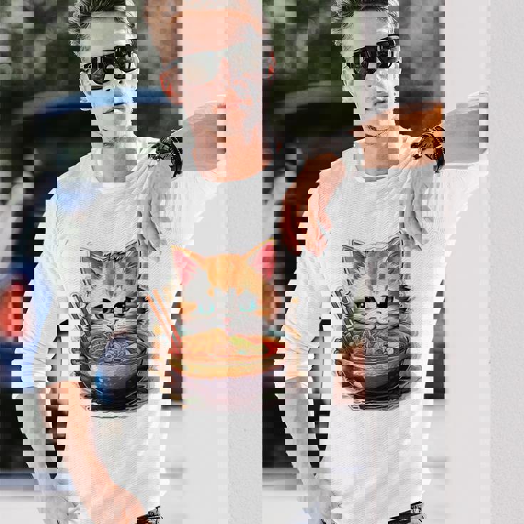 ラーメンを食べている子猫 長袖Tシャツ 彼への贈り物