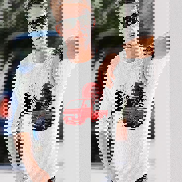 レトロな赤いミニトラックと日本の夕日。 長袖tシャツ 長袖Tシャツ 彼への贈り物