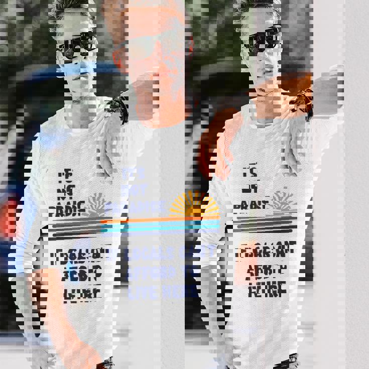 地元の人々がここに住む余裕がないなら、それは楽園ではない 長袖Tシャツ 彼への贈り物