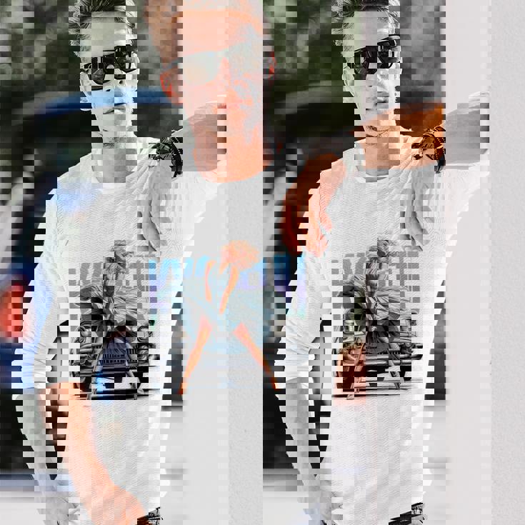 強風ピンナップガールとオールドアメ車のバックプリント 長袖Tシャツ 彼への贈り物