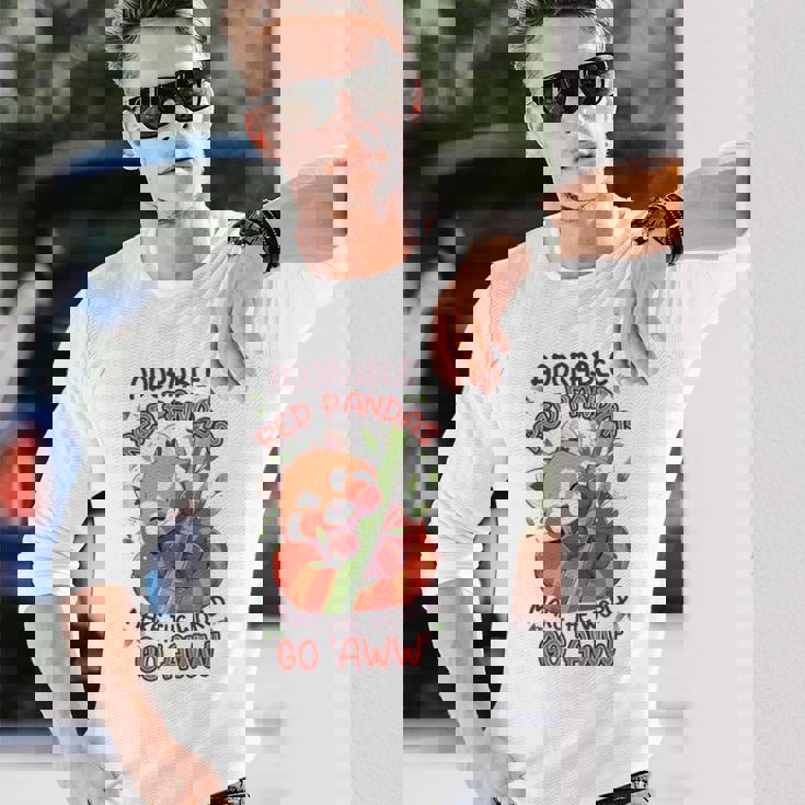 愛らしいレッサーパンダが世界を「Aww」にします。 長袖Tシャツ 彼への贈り物