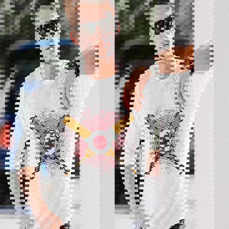 日本のクリケットラケットとボールの旗 長袖tシャツ 長袖Tシャツ 彼への贈り物