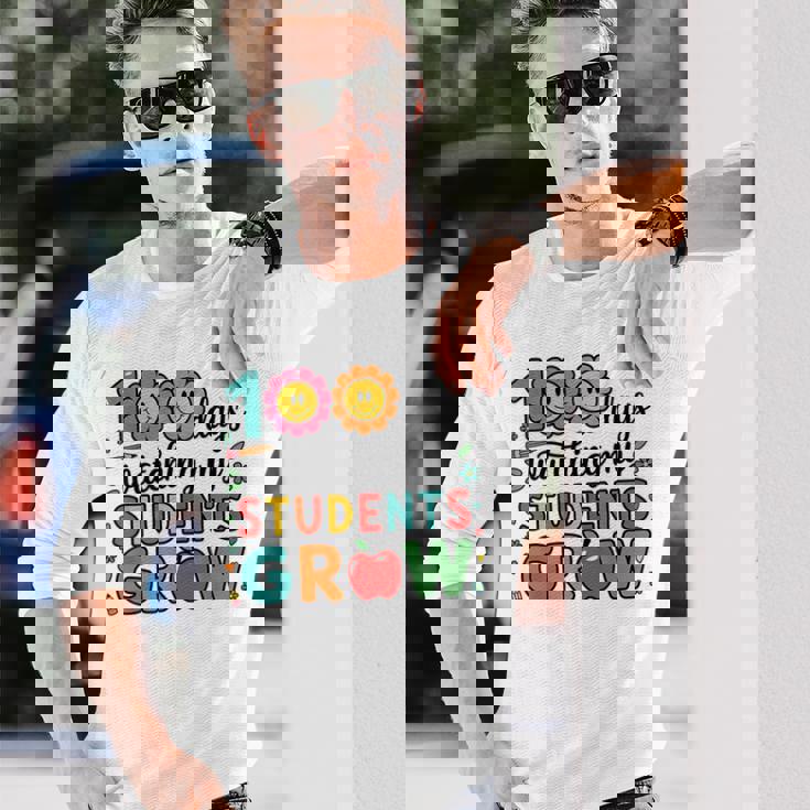 生徒たちが幸せに育つ100日間の学校を見る 長袖Tシャツ 彼への贈り物