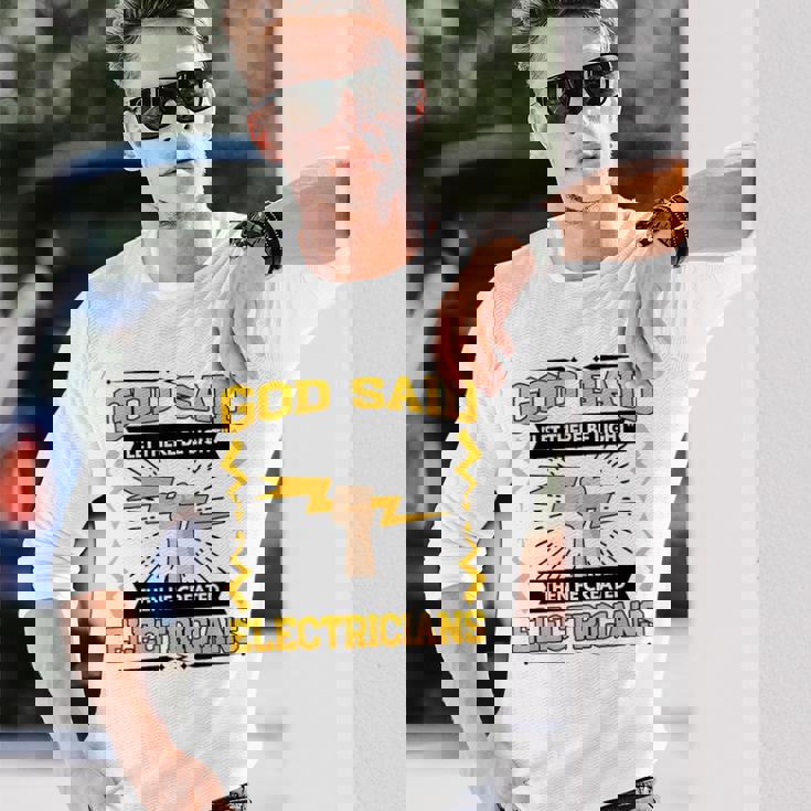 神は「光あれ」と言われてから、電気技師を創られた 長袖Tシャツ 彼への贈り物