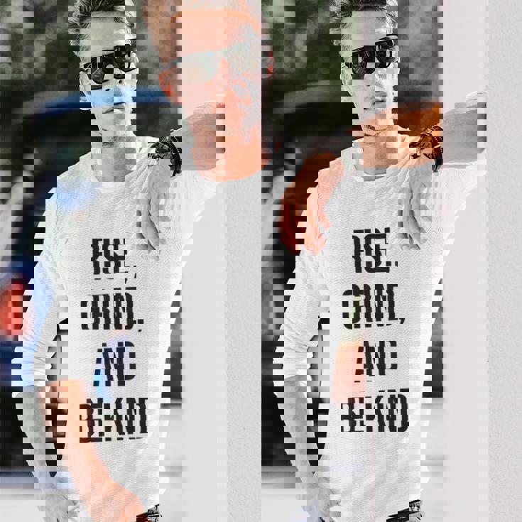 立ち上がって、頑張って、優しくして、ジム、ハッスル、成功、モチベーション 長袖Tシャツ 彼への贈り物