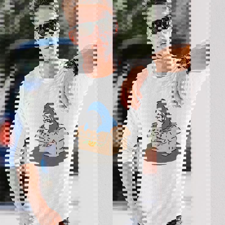 箱入りサメ 長袖Tシャツ 彼への贈り物