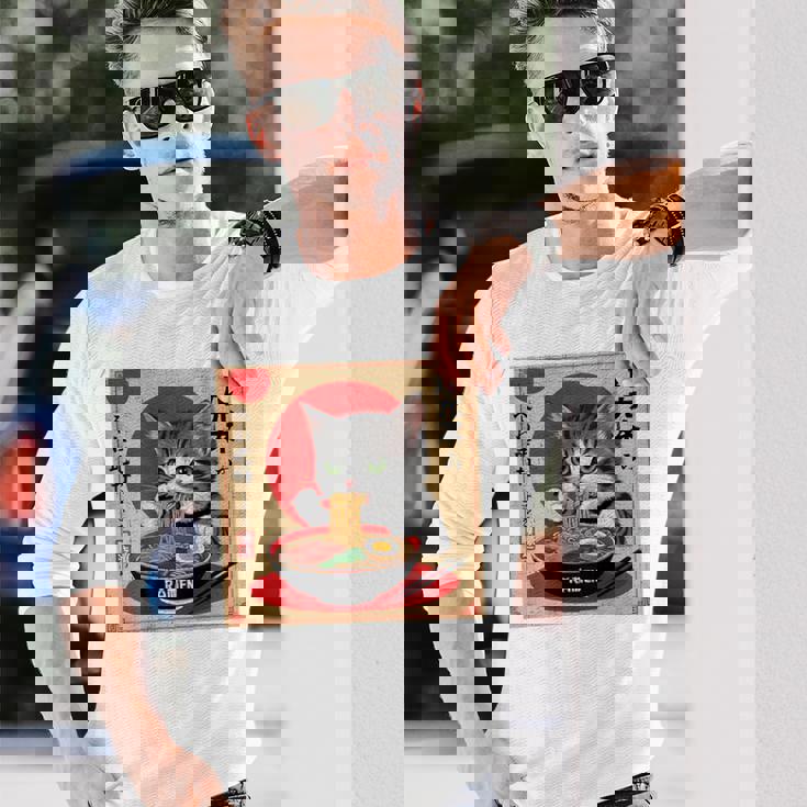 背中にラーメンを食べる緑色の目を持つ日本猫のデザイン。 長袖Tシャツ 彼への贈り物