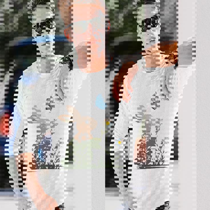 蝶のイースターとデイジーを保持している甘いウサギのウサギ 長袖tシャツ 長袖Tシャツ 彼への贈り物