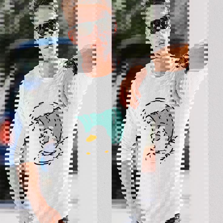 面白くてかわいい小さなアヒルが波をキャッチ。 長袖Tシャツ 彼への贈り物