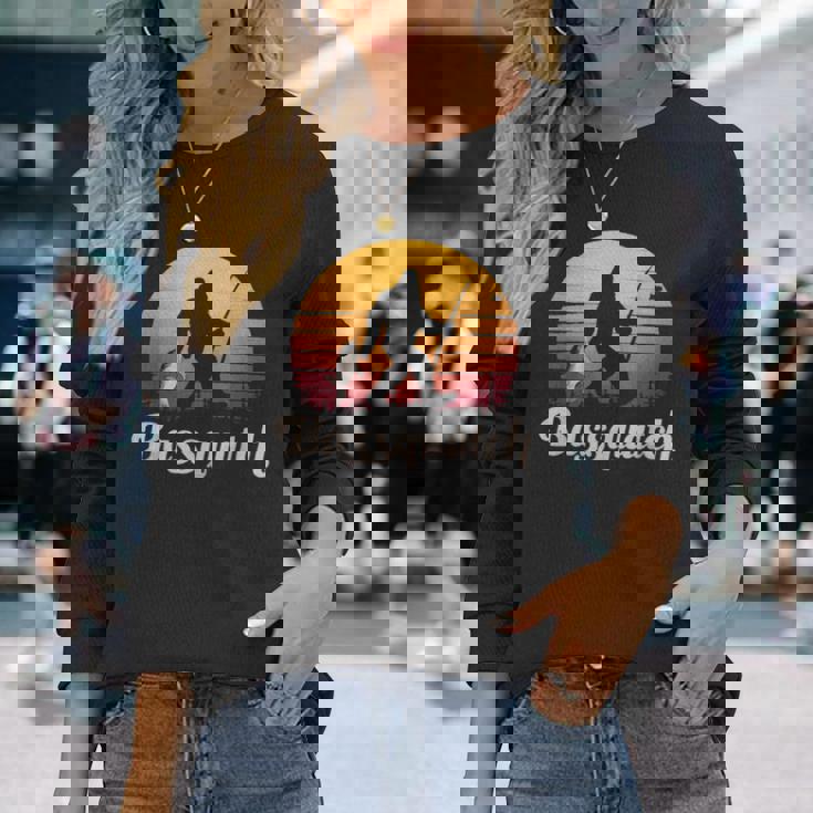 Basssquatch ビッグフット 釣り バス フォレスト シルエット 長袖Tシャツ 彼女への贈り物