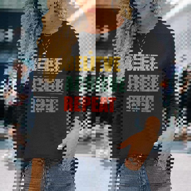 Believe Achieve Repeat Motivational Ambition Inspiration 長袖Tシャツ 彼女への贈り物