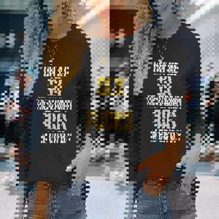 I Don't Needegs The Government F's Me Daily 長袖Tシャツ 彼女への贈り物