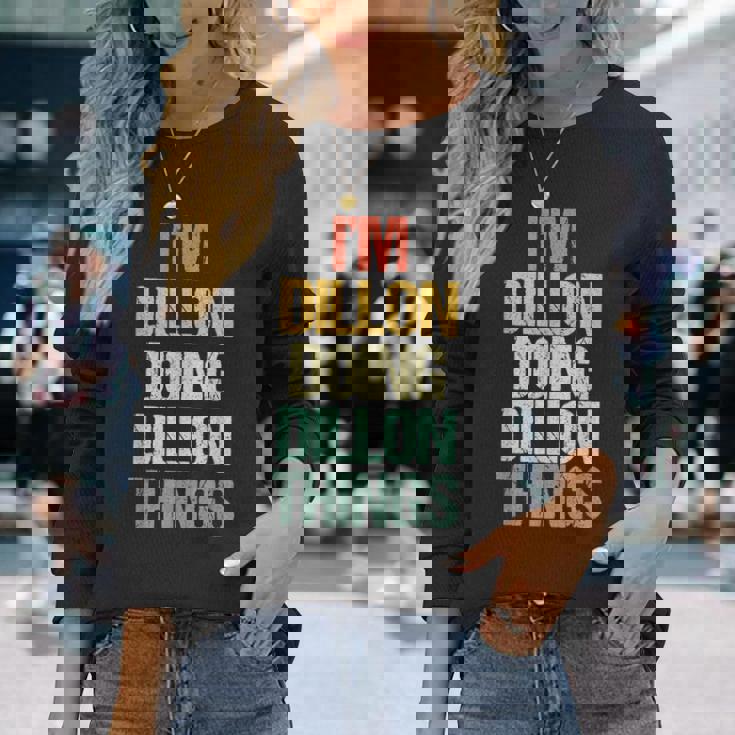 I'm Dillon Doing Dillon Things – 楽しい言葉でクールな名前ディロン 長袖Tシャツ 彼女への贈り物