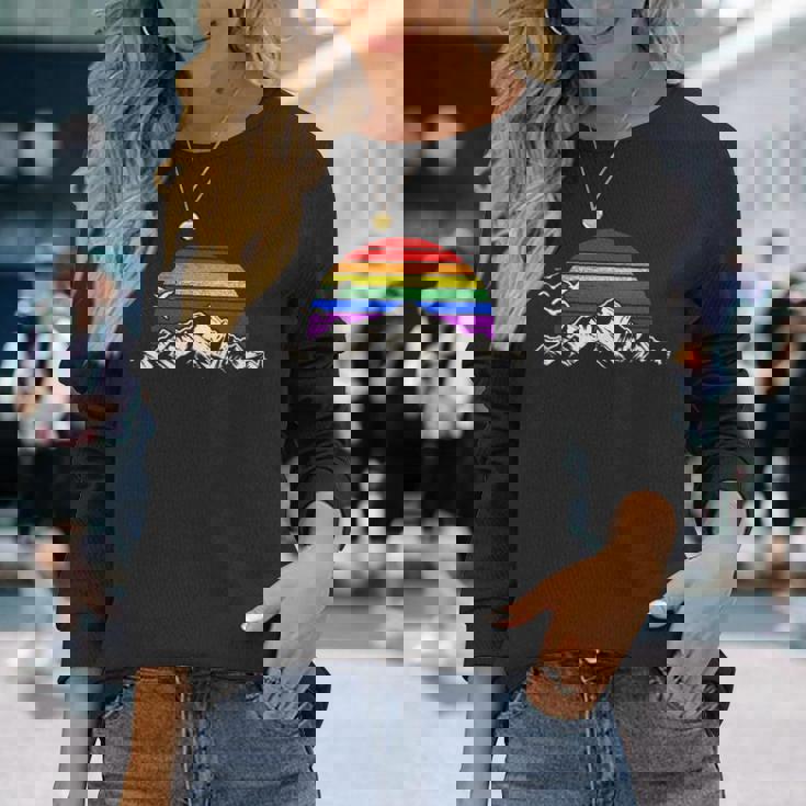 Lgbtq レインボー 山 サンセット ヴィンテージ 長袖Tシャツ 彼女への贈り物