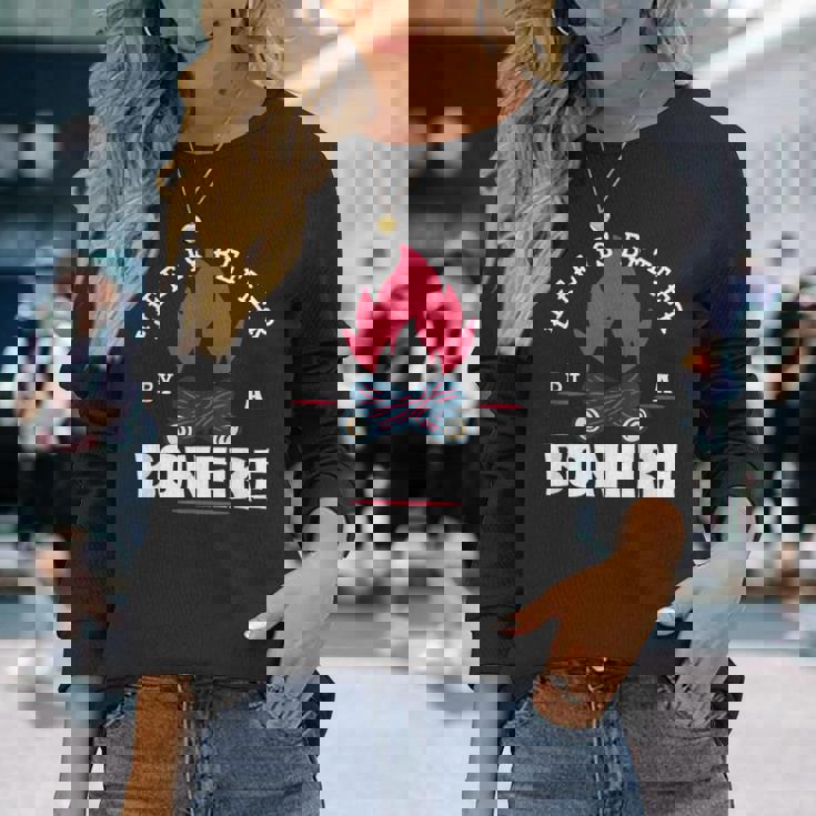 Life Is Better By The Bonfire キャンプファイヤー キャンプ アウトドア ハイカー 長袖Tシャツ 彼女への贈り物