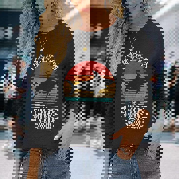 Life Is Better Withharks Around レトロ シャーク 長袖Tシャツ 彼女への贈り物