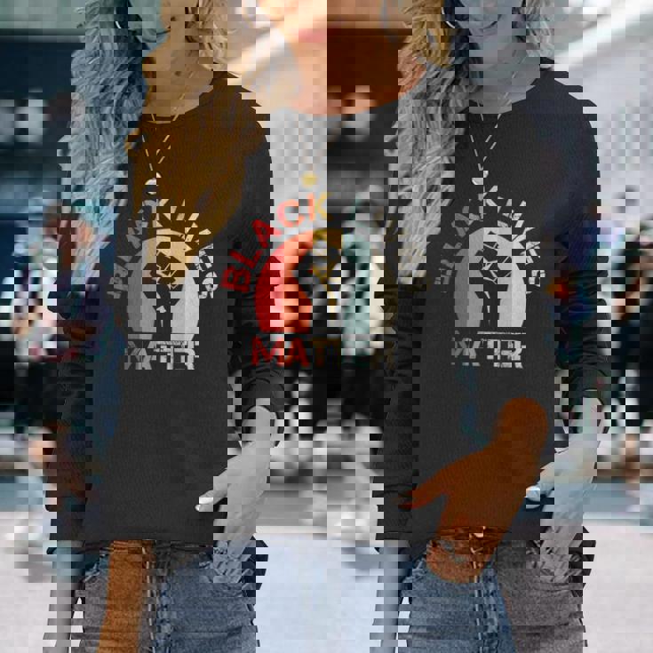 Lives Matter Raised Fist Retrointage No Racism 長袖Tシャツ 彼女への贈り物