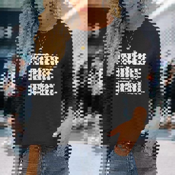 Practice Makes Perfect 継続は力なり 英語 文字入り 格言 黒 他カラー メンズ レディース 長袖Tシャツ 彼女への贈り物