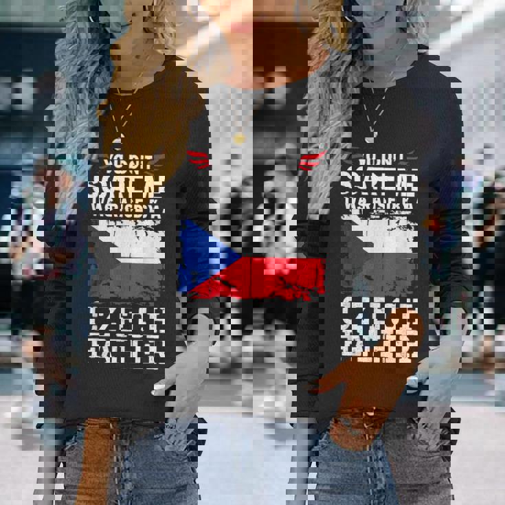 Raised By A Czech Father Father's Day Czech Republic Flag 長袖Tシャツ 彼女への贈り物