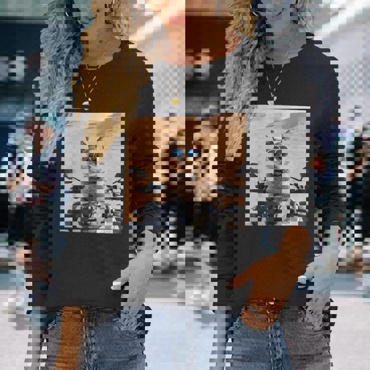 アラビア砂漠でサングラスをかけた猫、ドバイにマッチ。 長袖Tシャツ 彼女への贈り物