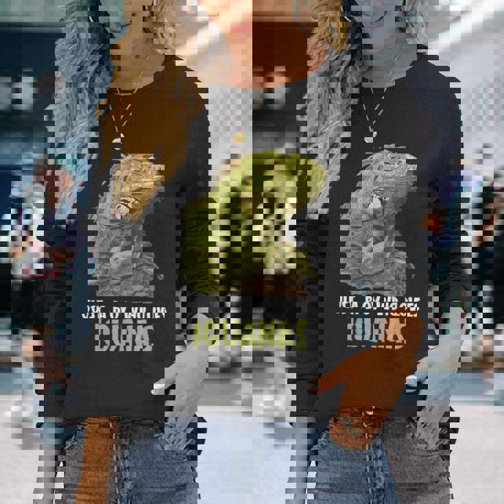 イグアナ・イグアナが大好きな男の子だけ。 長袖Tシャツ 彼女への贈り物