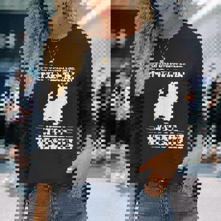 ウェスティ・ドッグを飼っている老人を決して過小評価しないでください 長袖Tシャツ 彼女への贈り物