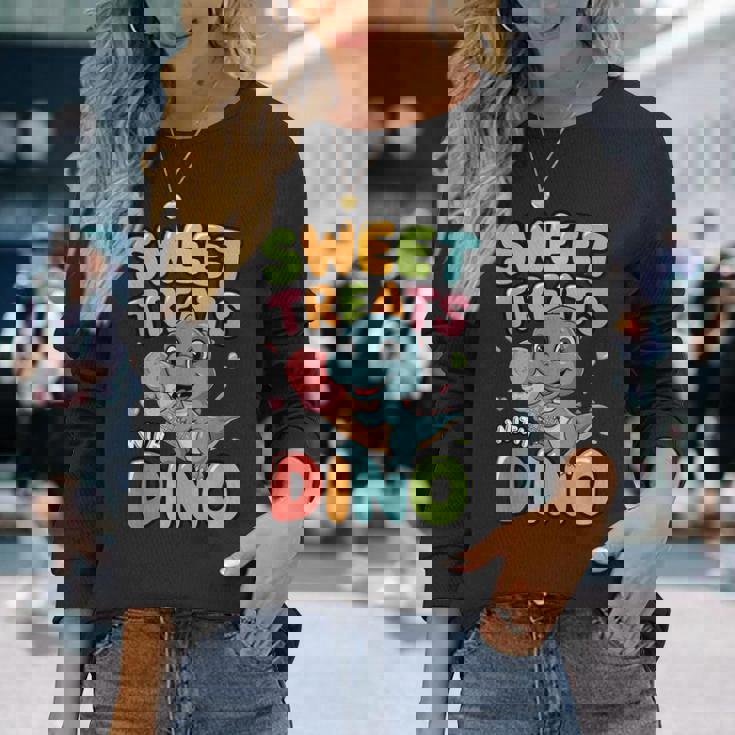 カラフル スイート おやつ 恐竜 かわいい 恐竜 デザート アイスクリーム 長袖Tシャツ 彼女への贈り物